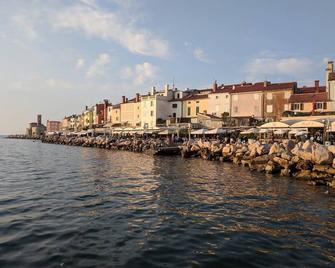 Hisa Hestia welcomes you! Piran Old Town, Near Sea - Piran - Vista exterior