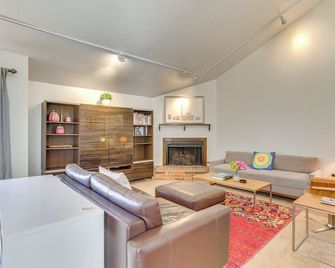 Edmond Townhome w/ Pool Access Near Arcadia Lake! - Edmond - Phòng khách