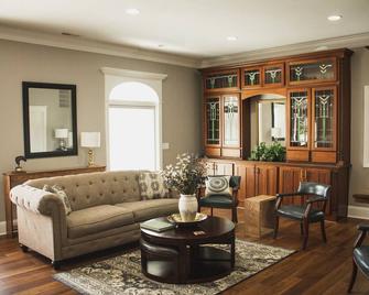 The Respite Boutique Hotel, Lovebird Suite - King Suite - Paducah - Living room