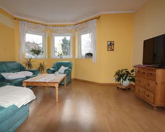 Apartment for 1 to 2 people on the southern slope of the Thuringian Forest - Zella-Mehlis - Wohnzimmer