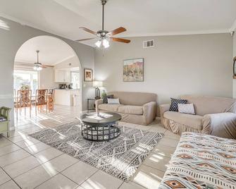 8 Mi to State Farm Stadium Glendale Home with Grill - Peoria - Living room