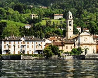 Large apartment with private garden, next to the lake. Dog welcome - Bellagio - Building