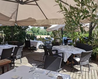 Hotel Restaurant Le Bosquet - Ле-Пон-де-Се - Ресторан