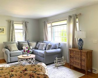 Bright and Stylish house with new central A/C, appliances and EV charger - Harwich - Living room