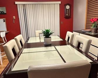 Elegant & Secure Family Abode Grand 4-Bedroom Retreat (Entire House) - Rochester - Jadalnia