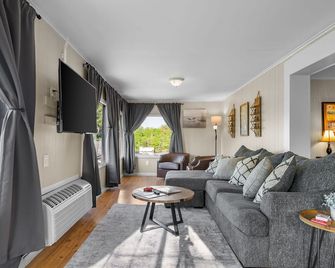 2br Kentucky Lakefront: Private Boat Ramp, Boat Slip & Sunrise! - Buchanan - Living room