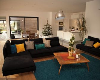 220m2 contemporary house with heated pool 15 minutes from the ocean - Le Porge - Sala de estar