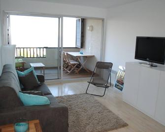 Magnificent view of Cap Canail in quiet residence with tennis court and swimming pool - Cassis - Wohnzimmer