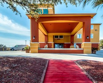 Quality Inn & Suites SeaWorld North - San Antonio