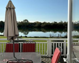 Kinsale Lodge · Cotswolds Lakeside - Spring Lake - Cirencester