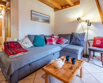Delightful 2 bed chalet apartment with garden and mountain views - Les Houches - Living room