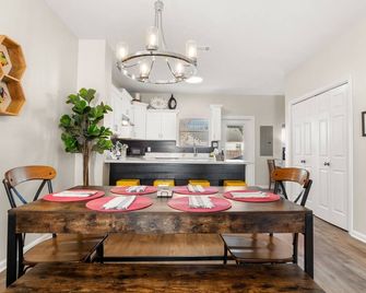 Midnight Moon Townhome - Near Casinos & Golf - Sleeps 8 - Lake Charles - Dining room