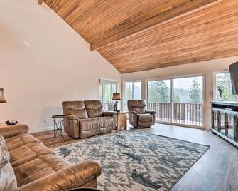 Spacious Sun-Up Bay Cabin, 20 Min To Downtown Cda! - Worley - Sala de estar