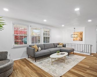 Modern and Accessible 5 Bedroom Home in Cranberry, Pittsburg with Game Room - Cranberry Township - Living room