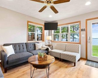 Cozy 2-Bedroom Waterfront Cottage on Castle Rock Lake – Right Next to Shipwreck Bar & Grill - Mauston - Living room