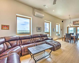 Lakefront Country Home with Waterslide and Trampoline! - Wheatland - Sala de estar