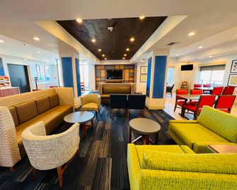 Holiday Inn Express & Suites Salinas By IHG - Salinas - Lounge