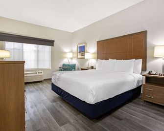 La Quinta Inn & Suites by Wyndham NE Long Beach/Cypress - Hawaiian Gardens - Habitación