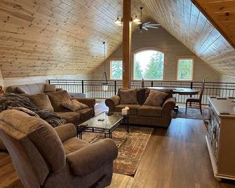 Bois Blanc Island Lighthouse Home. Iconic Sunset Views Of The Mackinac Bridge! - Mackinac Island - Living room