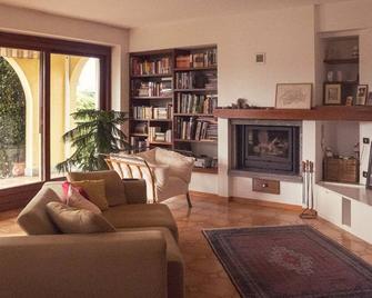 Amazing 3 Bedrooms Villa With Lavish Gar - Luino - Salon