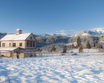 Barn-style Home, Mountain Views, 2 mi to Leavenworth. Dog visitors welcome! - Peshastin - Edificio