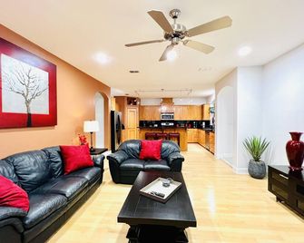 Luxury Home️Las Villitas️Home away from home️Close to the Mall and Airport ️ - McAllen - Living room