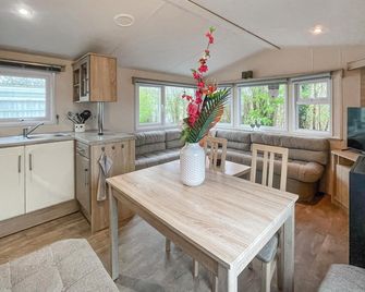 2 Bedroom Cozy Stacaravan In Makkum - Makkum - Dining room
