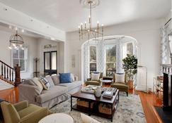 Condo In Historic Award Winning Mansion By Hgtv Designer - Savannah - Sala de estar