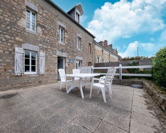 Stone-house cottage in Saussey with garden - Coutances - Innenhof