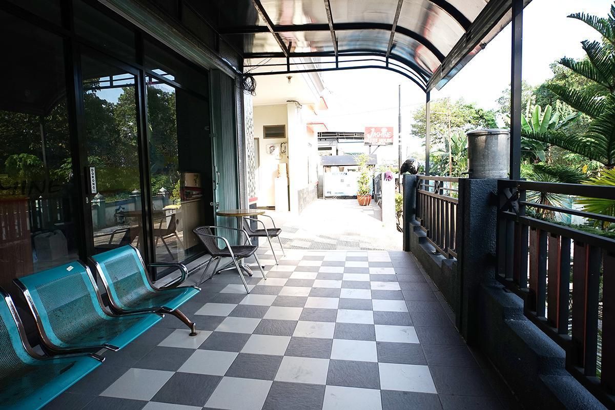 OYO 2038 Jasmine Guest House Balikpapan - באליקפאפן - מרפסת