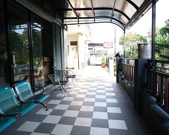 OYO 2038 Jasmine Guest House Balikpapan - Balikpapan - Balkon