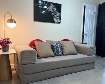 Spacious 3BR Home 10 Min to Fort Cavazos, Garage, Fast WiFi, Fenced yard, Long Stays Welcome - Copperas Cove - Wohnzimmer