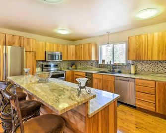 Hillside Anchorage Home by Hiking & Biking Trails! - Anchorage - Kitchen