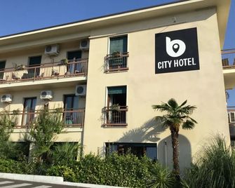 B City Hotel - Bardolino - Building