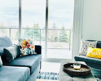 Pine Loft. Quiet place in the Winkler/Morden area and just off Highway 14. - Winkler - Living room