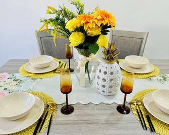 Explore Socal:8-Guest Chic Retreat Close to Disney, Beaches & Top OC Spots - Santa Ana - Dining room