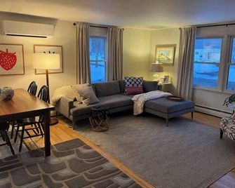 Dog-friendly home to yourself - only 7 minutes to downtown Portland - Portland - Living room