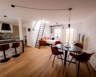 Highlight Am Stadtplatz MÜhldorf - C4s Come4stay - 2 Zimmer Wohnung I Bis Zu 5 Gäste - Muehldorf - Comedor