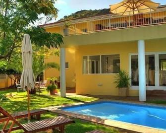 Villa Moringa Guesthouse - Windhoek - Pool