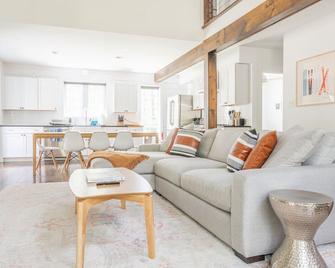 Stylish Pool Home in Woodstock - Saugerties - Living room