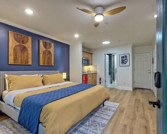Charming Downtown Helen Getaway - Helen - Bedroom