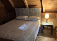 Chalet with Hot Tub & Pet Friendly - Summersville - Bedroom