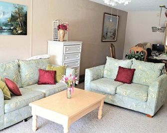Sunny and spacious condo, located near Edison Mall, fully furnished. - Fort Myers - Stue