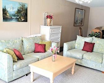 Sunny and spacious condo, located near Edison Mall, fully furnished. - فورت ميرس - غرفة معيشة