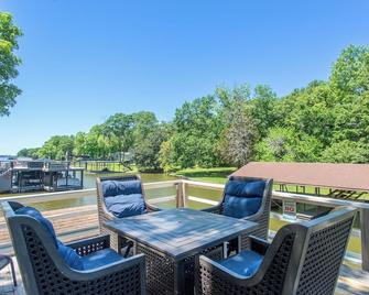 FREE Swim Hot Tub!! Nestled in the Trees on Cedar Creek Lake - Mabank - Balcony