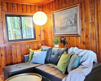 Rustic-Modern Lake Huron Retreat: 3BR Sleeps 8, Sandy Beach in Tawas / Au Gres! - Tawas City - Living room