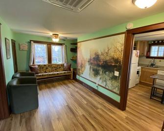 R&R Suite , Downtown Retreat - Davison - Living room