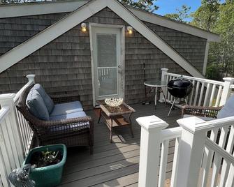 Bright clean apartment w/free use of car w/private beach sticker. Pet friendly! - West Tisbury - Patio