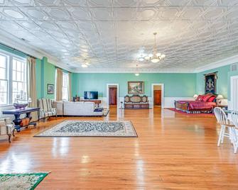 Downtown Mocksville Apartment - Walk to Shops! - Mocksville - Вітальня