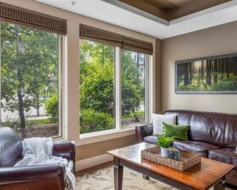 Luxury Condo in Solara Resort and Spa Canmore - Canmore - Living room